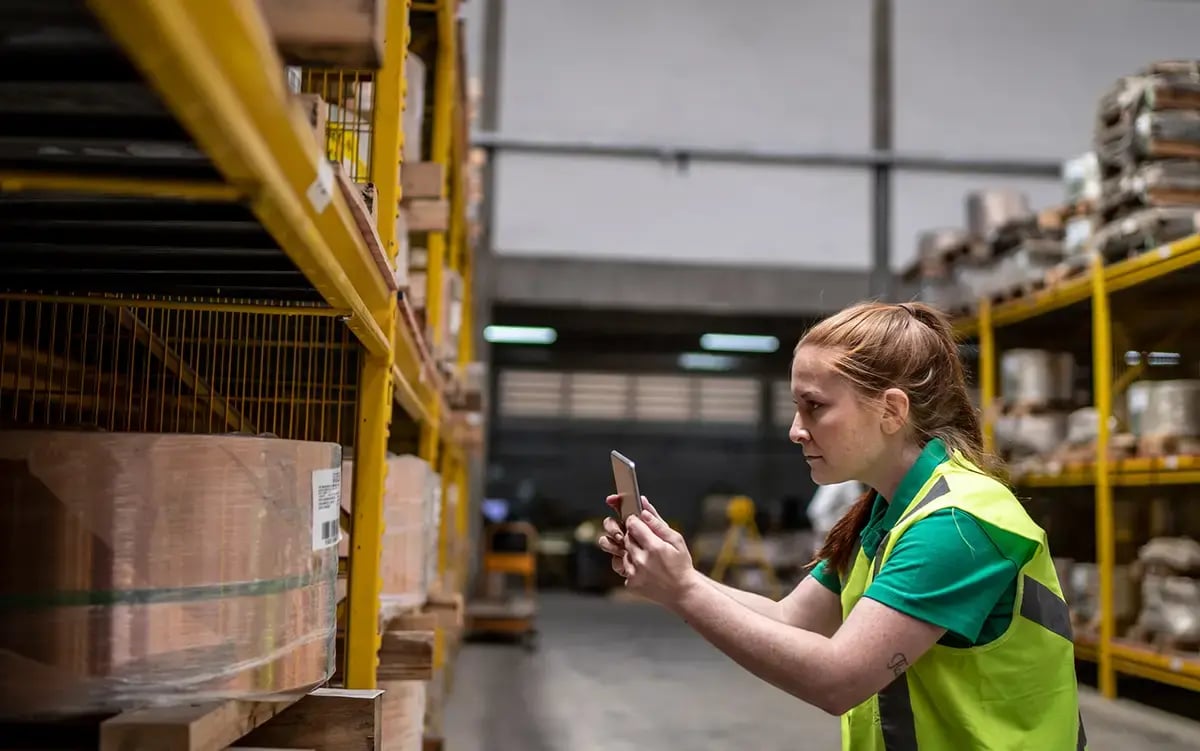 Warehouse worker on mobile device using a warehouse management system